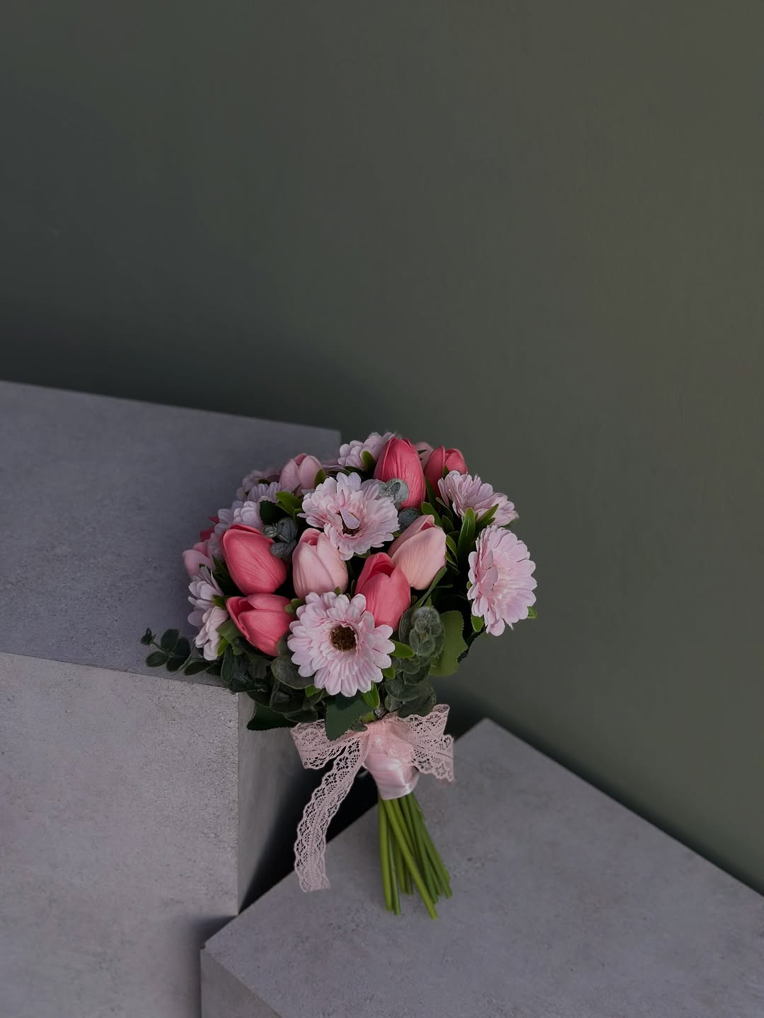 جزء من مسكات التخرج الصناعي🎀🎓:

#فلامنكو #ورد #تخرج

نص مكتوب في الصور:
- مسكات التخرج صناعي 🎀🎓