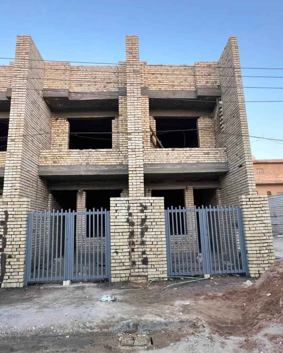 تونات للبيع المساحه /100متر الواجهه /4 النزال/25 متر 🔥 

يتكون من (3) غرف نووووم وصحيات عدد (2) وستقبال ومطبخ ومناور عدد 2 

الدار يقع ع شارع (15)متر ورصيف 4 امتاااار 😍 بموقع مميز 

العنوان حي الجهاد ديوان المخابرات قرب الشارع العام

الاستفسار / *********** مكتب الشهم للعقار
