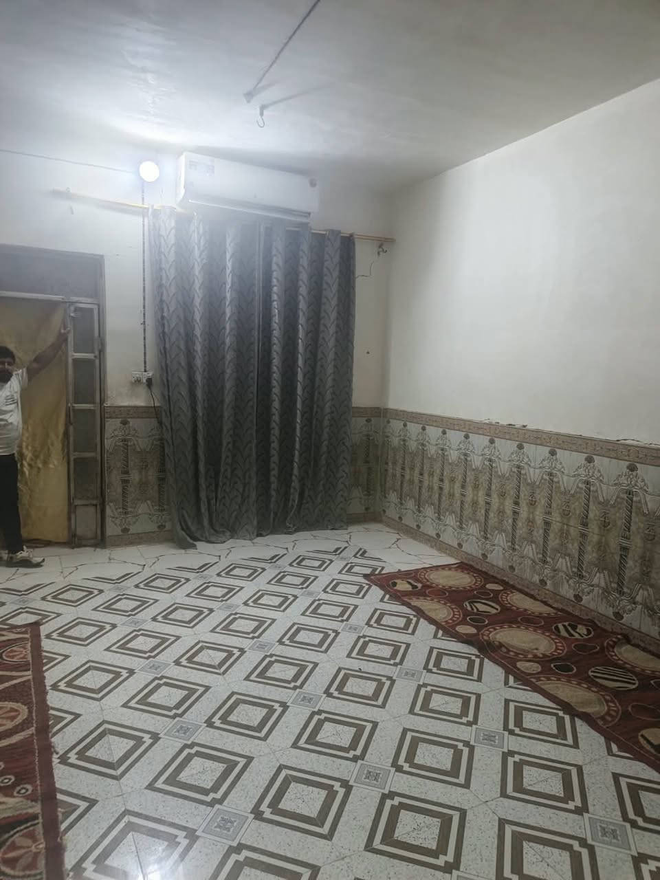 السلام عليكم يوجد بيت للبيع حواسم مشمول بالتطويب مساحة 200 متر يتكون من غرفتين وصاله ومطبخ وصحيات وديوانيه وساحه المكان قرب جامع أبو تراب السعر 24 وبيه مجال الاستفسار ***********
