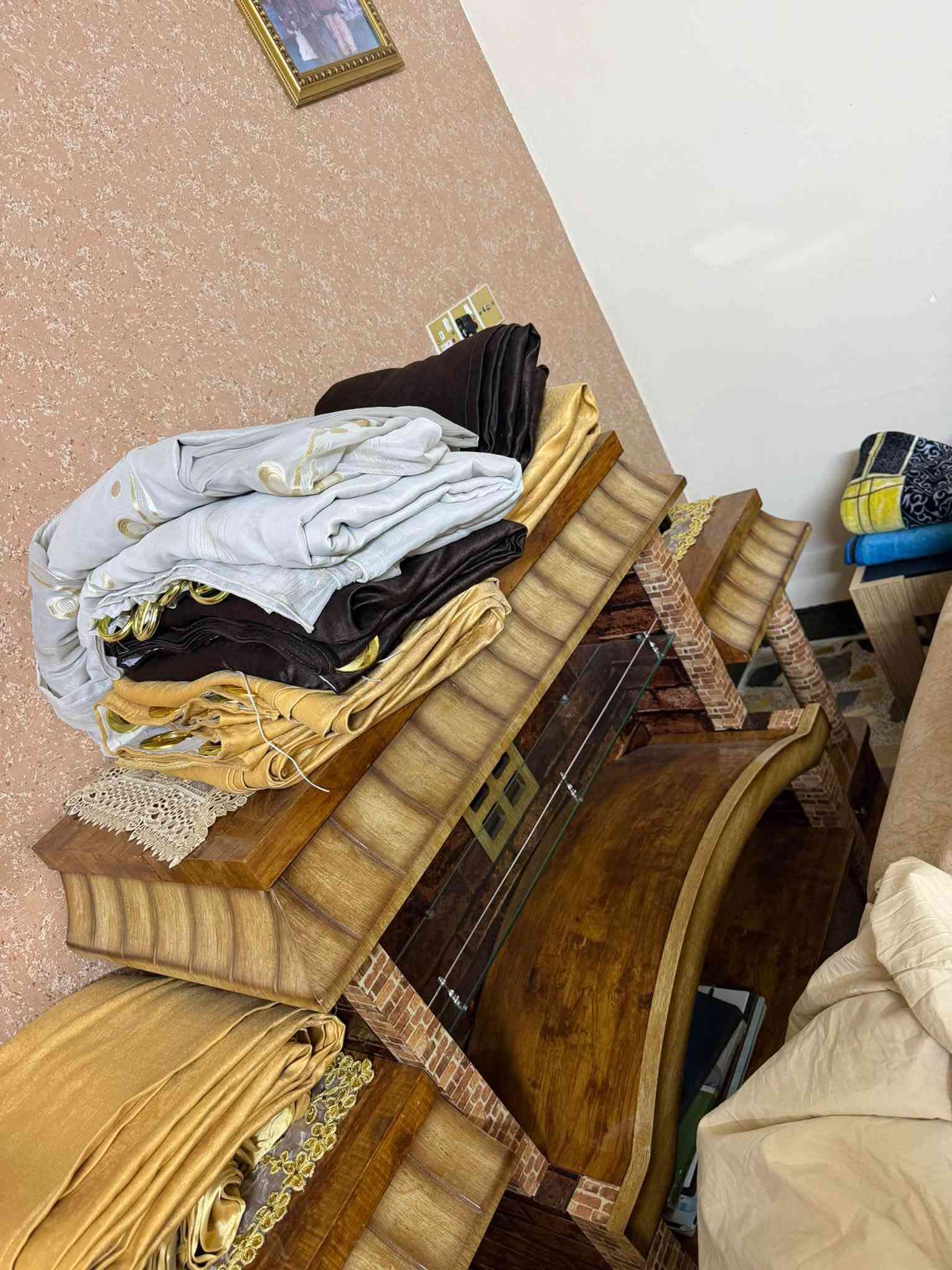 السلام عليكم اثاث كلش نضيف كنتور كومدي ومكتبه صاج وزن ثقيل *********** مكتبه ٣٠٠ قابل لل تفاوض كنتور ٢٠٠ وقابل لل تفاوض
كومدي ١٧٥ ويضا قابل لل تفاوض
