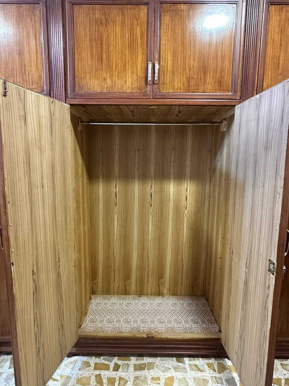 السلام عليكم ورحمه الله 
مكلف بالنشر
 كنتور صاج نظيف جدا شغل حطاطه درجه اولى 
كله صاج داخل وخارج 
قبلمه خشب جاوي احمر
ابواب والقواطع والفرش والسقف كله كبس 
الظهر كله معاكس ٥ ملم 
نرمايد اصليه ام السجه
صاحبه مسوي بمليون و٢٥٠ 
سعر البيع الحالي ٦٠٠ الف
مكانه حي المعلمين الثانيه 
للاستفسار 
الاتصال/ ***********
