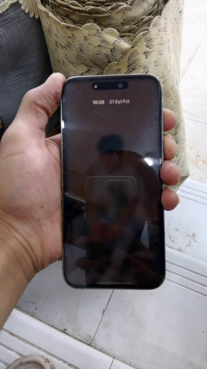 *********** ايفون 14 برو ماكس.900

نص مكتوب في الصور:
- 10:28
- Pil Sağlığı ve Şarj Etme
- Telefon pilleri, şarj edilebilir bütün piller gibi eskidikçe performansı azalan tüketim mallarıdır. Daha fazlası...
- Maksimum Kapasite
- %89
- Bu, yeni pile kıyasla mevcut pil kapasitesinin ölçüsüdür. Düşük kapasite, şarjdan sonra kullanım süresinin azalmasına neden olabilir.
- En Yüksek Performans Yeterliliği
- Yerleşik dinamik yazılım ve donanım sistemleri, iPhone'unuzun pilinin kimyasal olarak yaşlanması gibi görülebilecek pe... etkilerini engellemeye yardımcı olabilir.
- İyileştirilmiş Pil Şarjı
- iPhone, pilin eskime hızını yavaşlatmak için günlük şarj etme rutininizi öğrenir, böylece telefonunuzu kullanmaya ihtiyacınız olana kadar %80 oranını geçince şarj etmeyi durdurmak için bekleyebilir.