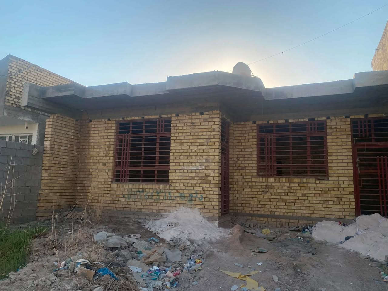 السلام عليكم بيت بالعلكاية المساحه ٢٠٠ متر طابو زراعي جهة الجامع خلف ابو علي ابو الثلاجات بناء درجه اولى والبوب والشبابيك تسكام وسقف مع نزال كونكريت(( ***********))
