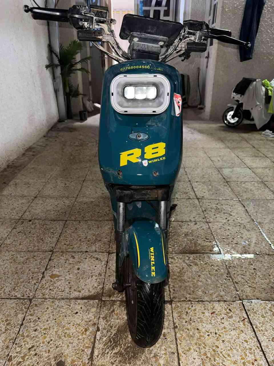 السلام عليكم 

دراجة شحن للبيع (R8) بدون بطاريات 

الدراجة بيها نضام البك
الدراجة بيها بلوتوث
زوج تايرات جدد 
الدراجه بيها ضربه بالگفر الامامي مثل ماموضح بالصورة
وبيها الجاملغ الخلفي مكسور 
سرعة الدراجة 60 حقيقي 99 شاشة 
لايتات امامي خلفي اشاير يمنة ويسرة 
كهربائيات كلها شغالة 

المكان بالدورة 

*********** واتساب
