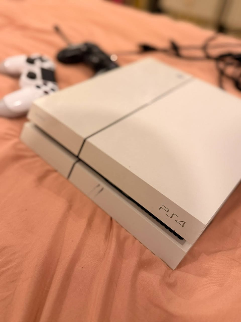بلي فور ps4 فات ابيض
مهكر نضام ١١ 
يدات ثنين ونضيفات
نضيف ١٠٠/١٠٠ بيع مستعجل اليريده يطب خاص 
لو واتساب ***********
