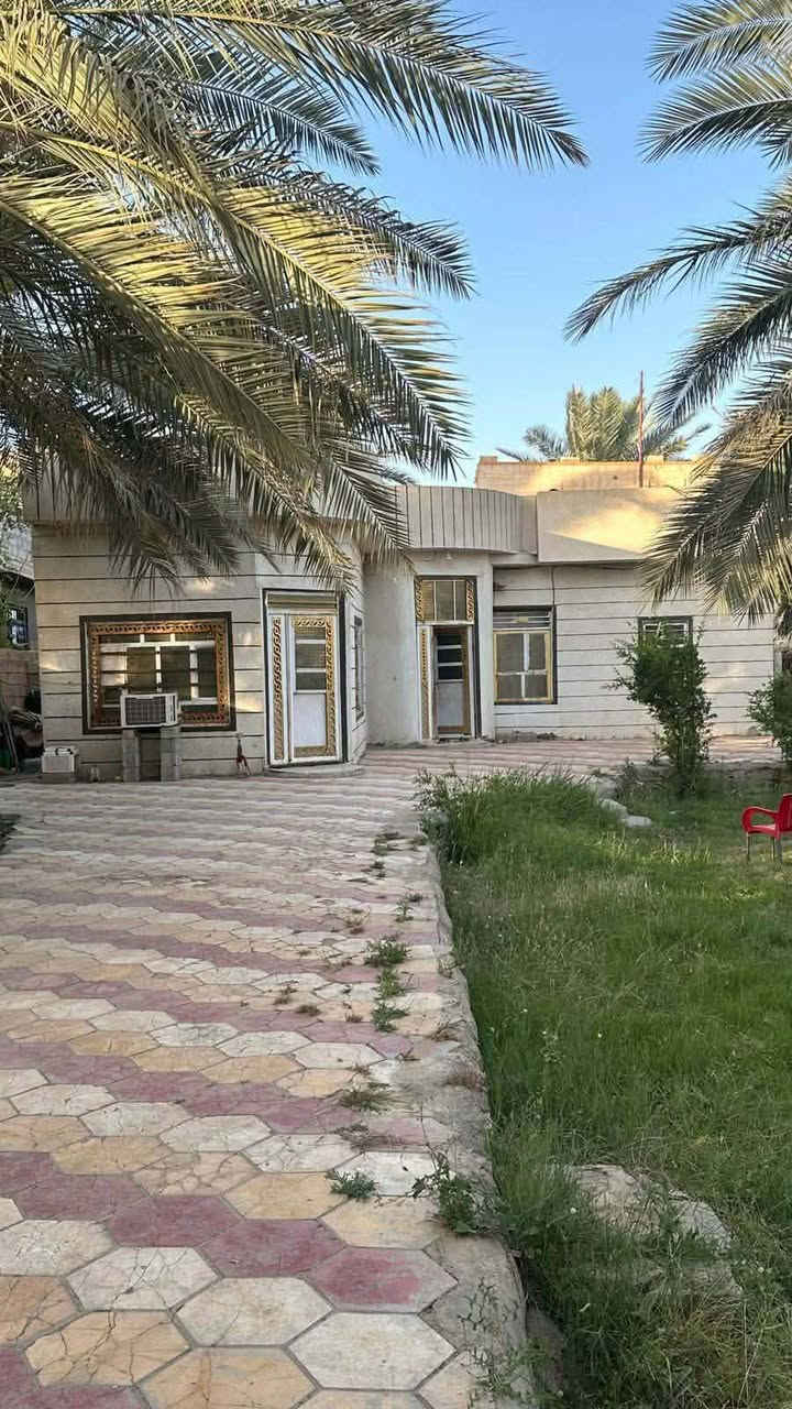 بيع مستعجل واقل من سعره. فرصه ثمينه  للشراي  ارض 700 متر / مع دار 230 متر
عقد 117 / في الجماليه قرب شركة كاله
الدار يحتوي على
 استقبال 8 م
وصاله 6 م
ومطبخ 5 م
وغرف نوم عدد 3 لكل غرفه حمام داخلي.  سويت
البناء 2019
خلفية البيت 75 متر
الحديقه 250 متر
كراج 100 متر مقرنص
صحيات خارجيه 2 
الشارع الفرعي 10 متر
يبعد عن الشارع الرئيسي 250 متر
السعر 1️⃣1️⃣0️⃣ (  110 مليون ) وبي مجال للشراي 
للاتصال ع الرقم
***********
واتساب مباشر https://wa.me/9647707050441
