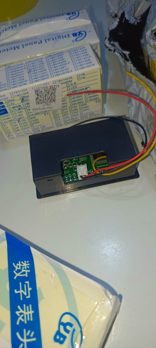 فولتميتر رقمي • شاشة LCD زرقاء • ثلاثي الأسلاك