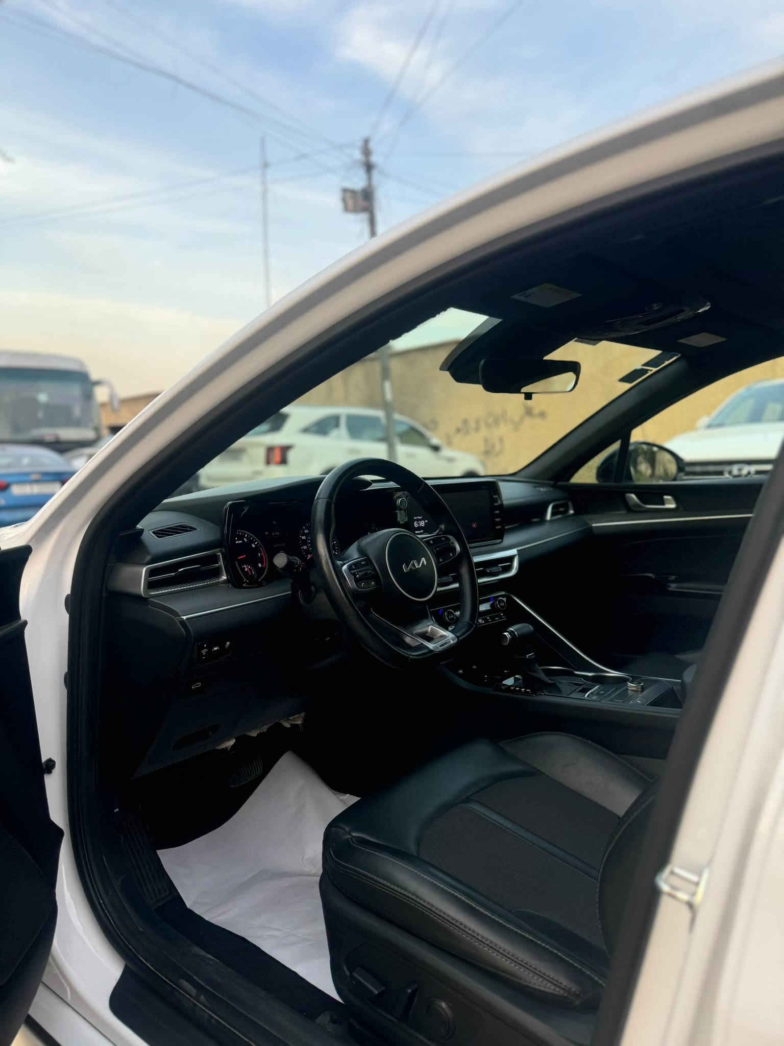 السلام عليكم
كي فايف 2023 gt line 
محرك 1600T
ماشيه 48 كم 
حادث موضح في صور 
رقم بغداد الجديد
رادار امامي 
كامره خلفيه 
وضعيات قياده 4 
وبعد مواصفات معروفه 
 178 وبيها مجال 
مكان سياره شارع فلسطين. 
***********

نص مكتوب في الصور:
- BIDCARS