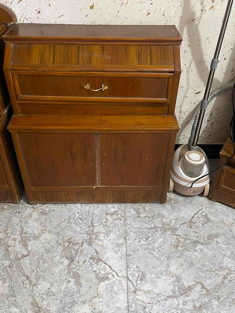 غرفه نوم صاج داخل وخارج احطاطه السعر ٤٠٠ وبيه مجال للطيبين وليحب يتصل على هاذا ***********
