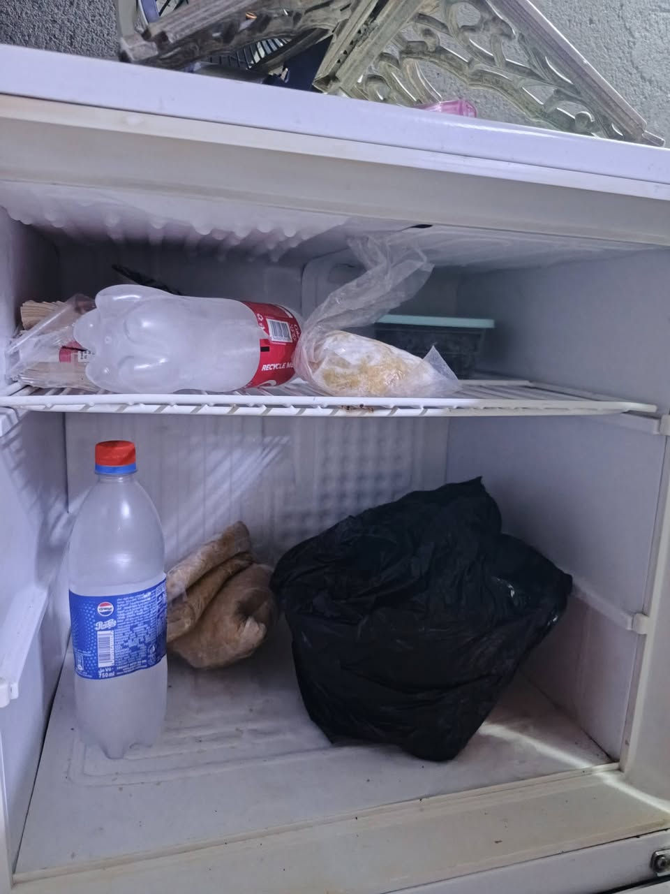 ثلاجه حجم كبير شرط التجميد بيها اشويه خياس زنجار من جوى مبين بالصوره 
سعرها 80 الف مكاني حمدان كوت ثويني  شراي اتصل ***********
