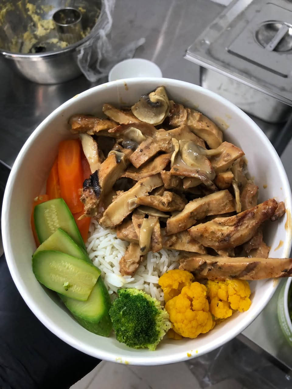 🔥 بدأنا رسميًا! Fit Bite 🥗🔥

قبل فترة أخذنا رأيكم عن فكرة الأكل الدايت…
واليوم صارت واقع 👨‍🍳💪

🍽️ نوفر وجبات صحية محسوبة السعرات
مناسبة لكل شخص يريد:
🔥 تنشيف
⚖️ محافظة
💪 زيادة

🍱 منيو Fit Bite:

🍗 دجاج سادة — 4000
🍖 دجاج بالباربكيو — 5000
🌶️ دجاج مكسيكي — 4500
🍋 دجاج بالليمون — 5000
🍛 دجاج كاري — 4500
🍄 دجاج بالفطر — 5000

💪 كل وجبة:
✔️ بروتين عالي
✔️ مكونات طازجة
✔️ طعم نظيف يخليك تستمر

🎯 تختار هدفك:

🔥 تنشيف
⚖️ عادي
💪 زيادة

(ونضبط لك الوجبة حسب هدفك)

🚚 توصيل يومي
📍 الطلب حاليًا أونلاين فقط
🔥 وقريبًا افتتاح موقعنا

📩 للطلب:
📱 واتساب / اتصال: ***********
📸 انستغرام: @_9221h

‏https://www.instagram.com/_9221h?igsh=ZGUxbzdwdTNnc2Fh&utm_source=qr

🔥 جرب اليوم وخلي النتائج تحچي عنك

‏Fit Bite 🥗🔥
‏Eat Clean… Live Strong
