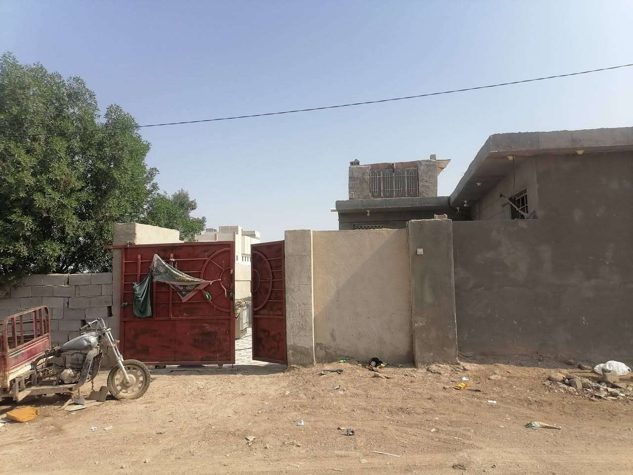 بيت زراعي مساحته  400متر
قرب المستشفي عل شارع العام مقابيل مجمع الجوهر
الاستفسار  تصال عل هاذا الرقم***********
