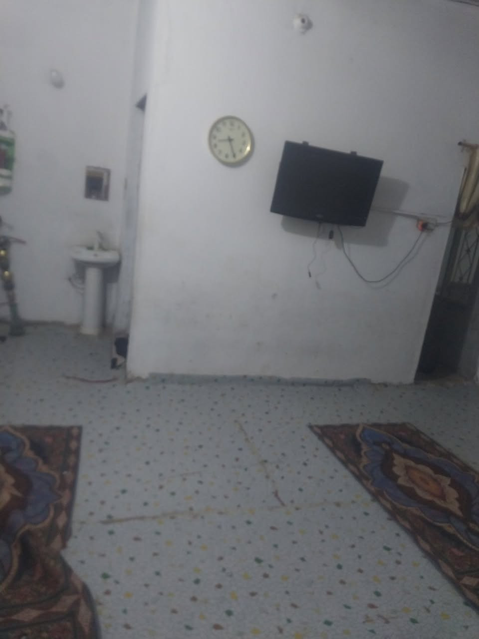 بيت البيع مساحته ١٣٥ بناء صار سنه ونص جديد بنزله صيدليه نخله ثاني فرع عن شارع بيت جاهز شراي يراسلني واتساب لو اتصال بخدمتكم ***********

