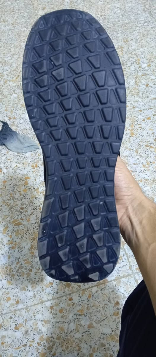 أحذيه أديداس طبي اصلي
الأسود فيتنامي
والأبيض تركي
والبوت لونه رصاصي ما اعرف صناعته شنو
