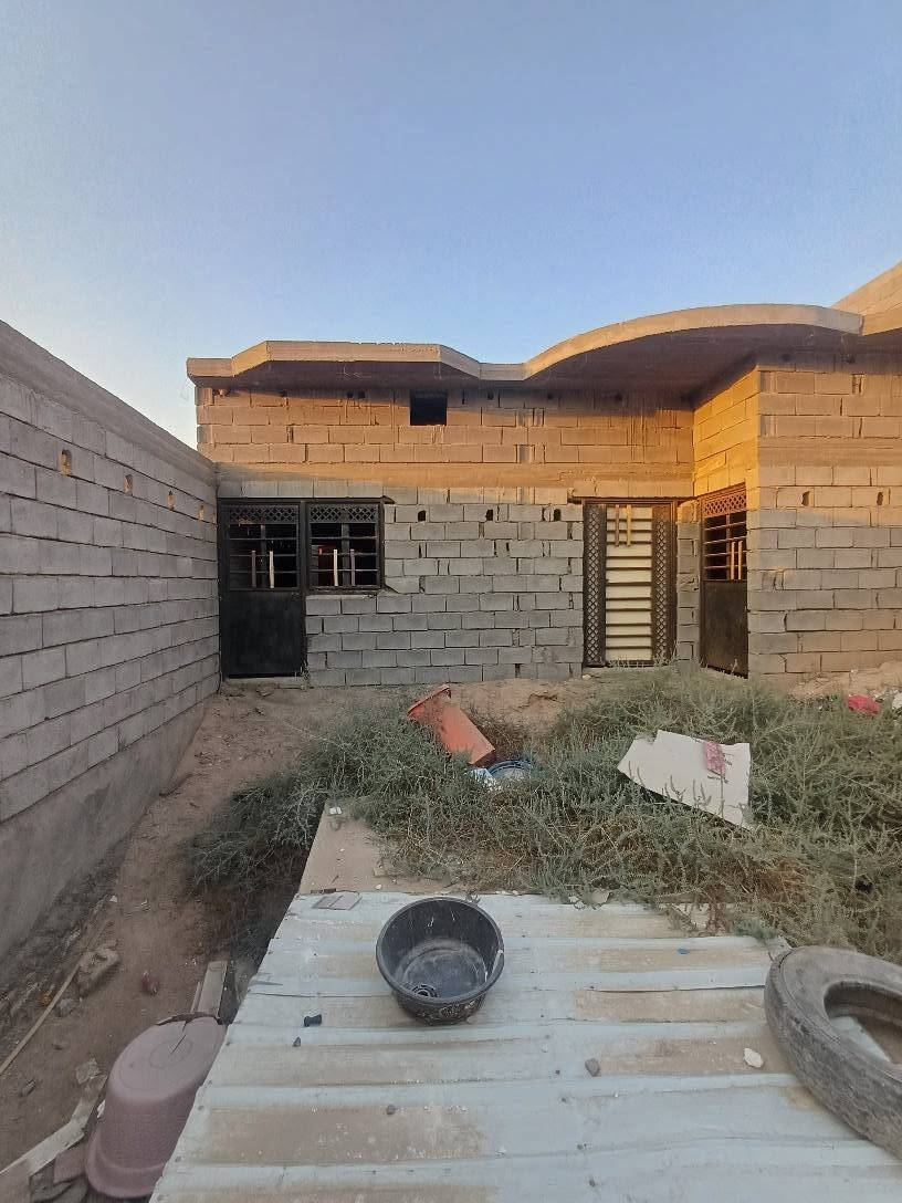 دار هيكل للبيع مساحة 220متر  متكون من غرفتين وصاله ومطبخ وصحيات ديوانيه موزع كراج المكان البصره ابوالخصيب جامع الشهيد طه كوت الفداق سعره ٦٣ للاتصال ***********# ابو الخصيب, البصرة
