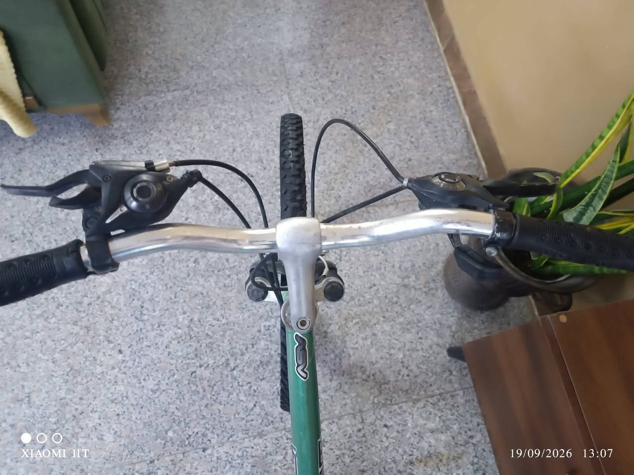 بايسكل VNS جبلي قياس 26، مساعد أمامي وخلفي Full Suspension، متعدد السرعات، فرامل أمامية وخلفية، رفارف أمامي وخلفي، بحالة جيدة. مناسب للاستخدام اليومي والطرق غير المعبدة. البيع بسبب عدم الاستخدام.السعر 115000 للاتصال *********** واتساب

نص مكتوب في الصور:
- XIAOMI 11T 19/09/2026 13:06
- XIAOMI 11T 19/09/2026 13:07