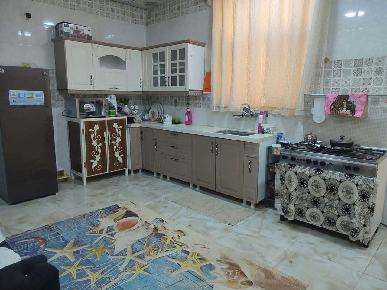 بيت للبيع في مجمع ابن يقطين مساحتة 200 متر مطلوب 114 يتكون من غرفتين وصالة ومطبخ وبراني ومجمعات صحية للاستفسار ***********
