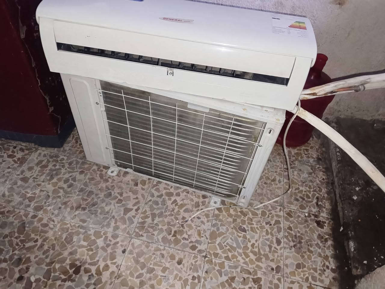 سبلت جنرال
واحد طن مستخدم كامل هوا اغراض يعني بس اشد حته غازه بي سعره ١٧٥
تواصل ع هذا رقم 
***********
