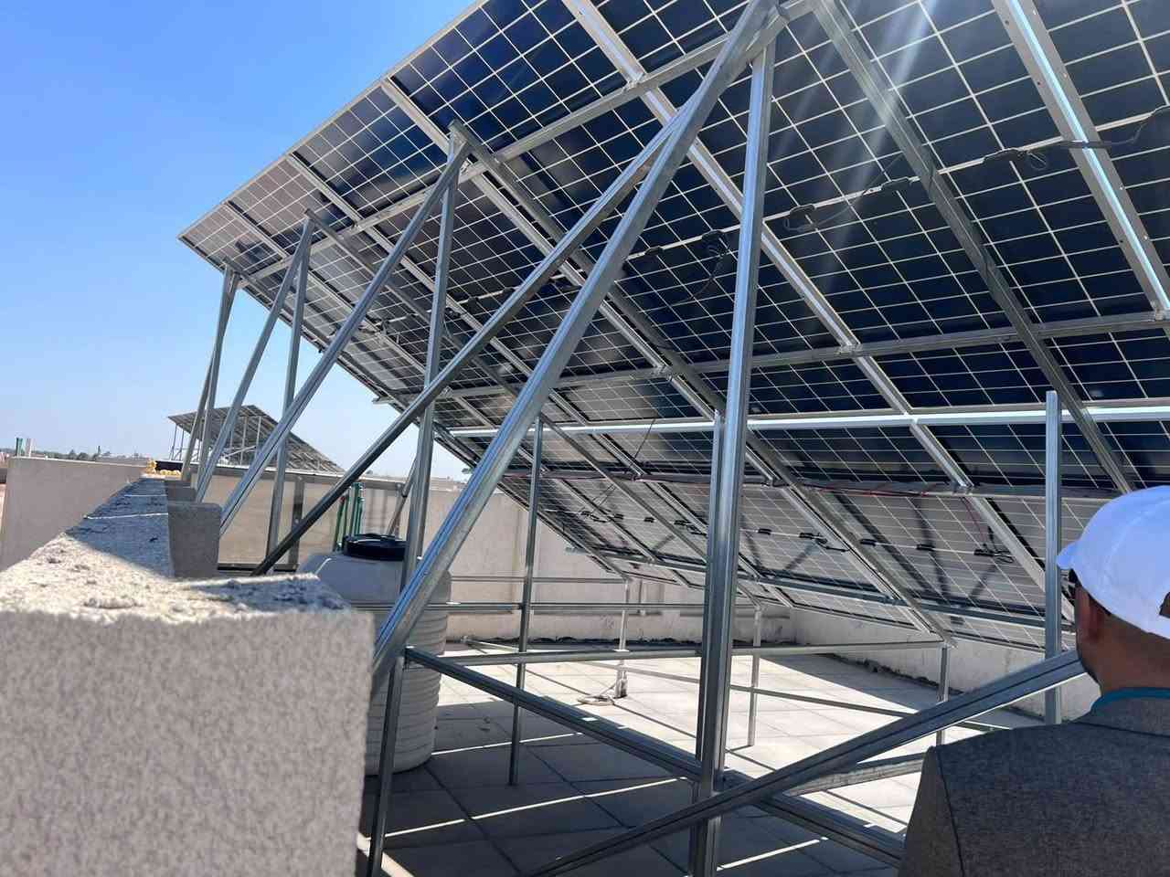 ***********لهنديه لطاقه لشمسيه انسب لئسعار ضمان 5سنوات  بئدارت الفني عباس المسكين================================================================================  
                        عرض أسعار: منظومة طاقة شمسية  
================================================================================  
  
[ البيانات الفنية للمنظومة ]  
--------------------------------------------------------------------------------  
• سعة السحب النهاري  : 15 أمبير (من الألواح مباشرة)  
• سعة السحب الليلي   : 10 أمبير (من البطاريات)  
• الألواح الشمسية   : 5 ألواح ذات كفاءة عالية (High Efficiency)  
• خازن الطاقة       : بطارية ليثيوم سعة 7 كيلوواط/ساعة (7 kWh LiFePO4)  
• محول الطاقة       : إنفرتر هجين (Hybrid Inverter) مع نظام إدارة ذكي  
• الملحقات والتوصيل : هيكل تثبيت، كوابل خاصة للطاقة، وقواطع حماية متكاملة  
  
--------------------------------------------------------------------------------  
[ قدرة التشغيل والتغطية ]  
--------------------------------------------------------------------------------  
1. التشغيل النهاري (حتى 15 أمبير):  
   تغذية الأحمال الأساسية والمتوسطة (تكييف، ثلاجة، فريزر، مضخة مياه، وإضاءة).  
  
2. التشغيل الليلي (حتى 10 أمبير):  
   تغطية الأحمال المستمرة (إضاءة، تلفزيون، مراوح، ثلاجة، وتكييف حسب تنظيم الاستهلاك).  
  
--------------------------------------------------------------------------------  
[ المميزات الأساسية ]  
--------------------------------------------------------------------------------  
• بطارية ليثيوم بعمر افتراضي طويل ودورات تفريغ عميقة (Deep Cycle).  
• تحويل تلقائي وسلس بين الألواح، البطارية، والشبكة بدون انقطاع.  
• حماية كاملة للمنظومة ضد التغير في الجهد والتماس الكهربائي.  
  
--------------------------------------------------------------------------------  
[ التكلفة المالية ]  
--------------------------------------------------------------------------------  
السعر الإجمالي : 3,650,000 $ (دينار عراقي)  
الشمولية       : التوريد، التركيب، البرمجة، والتشغيل الفعلي.  
  
================================================================================
