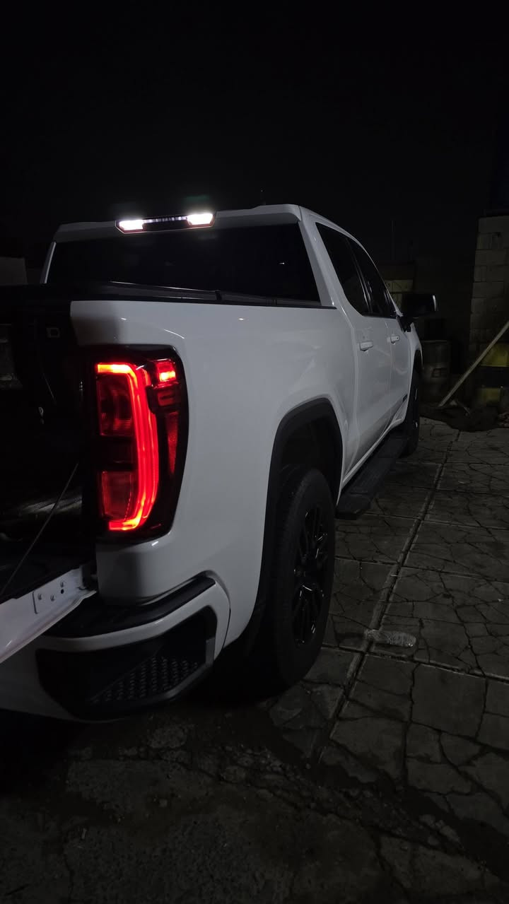 سلام عليكم. للبيع 🛻✨
​: جمسي سيرا (GMC Sierra)
​الموديل: 2024
​المحرك: 4 سلندر2700 تيربو 
​الحادث / البنيد:  ومدكر فقط
باب طويل بدي قصير دشبول حديث 
كاميرات وليدات كاملة
​السيارة جاهزة من كلشي، شغل وتوكل على الله ما تحتاج أي مصاريف.
​المكان: البصرة
السعر: 270 وبيه جال بسيط بيع فقط
رقم بغداد مميز تحويل مباشر 
ماشي 29 الف 
للستفسار ‭***********‬ وتساب اتصال
