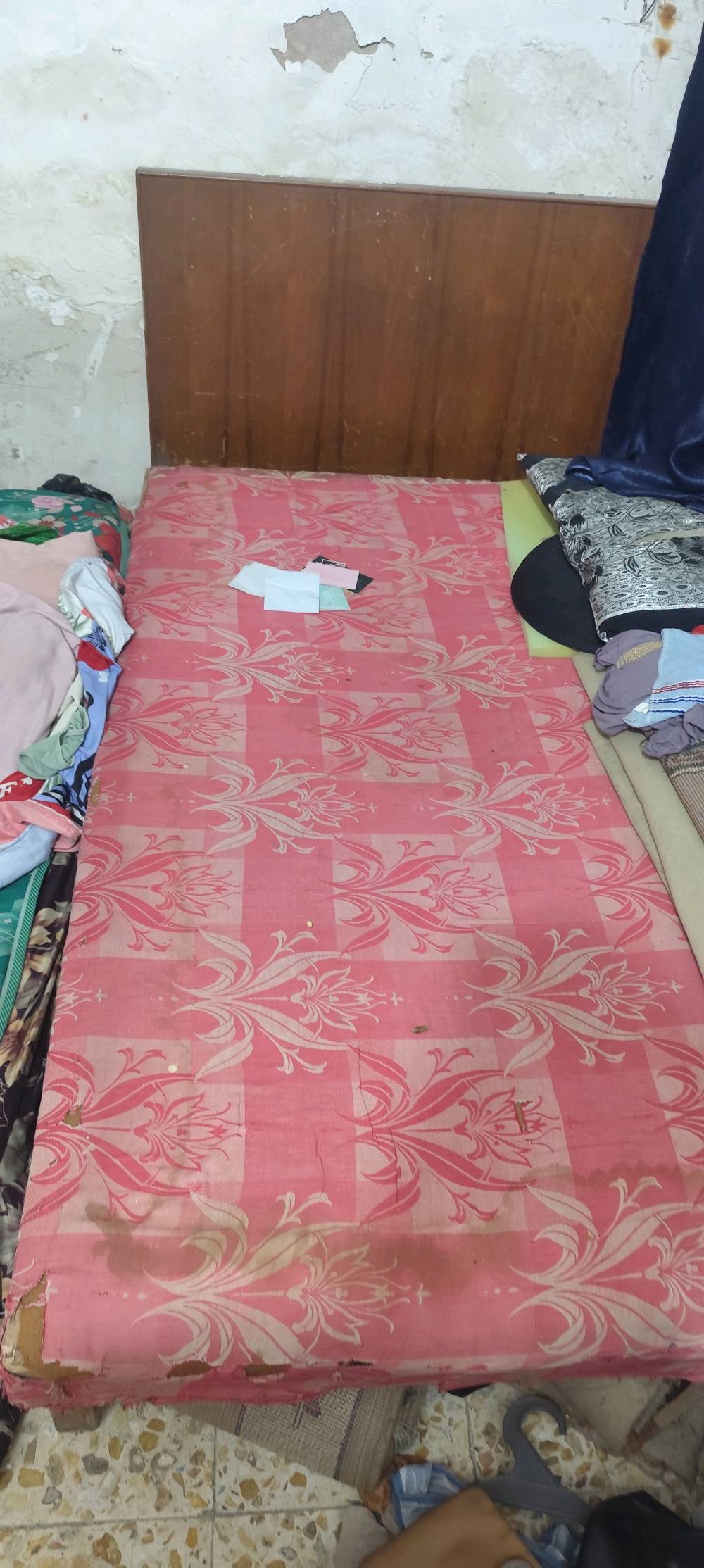 🛏️ سرير عرض 90 سم،  او نفر ونص بحالة جيدة.
🚪 كنتور خشب بابين، بحالة جيدة ومتين.
🔹 البيع سوا أو حسب الاتفاق.
💰 السعر م٧٥ للكنتور و٥٠ للسرير قابل للتفاوض للجادين.
📍 المكان: بغداد
📩 للاستفسار ***********