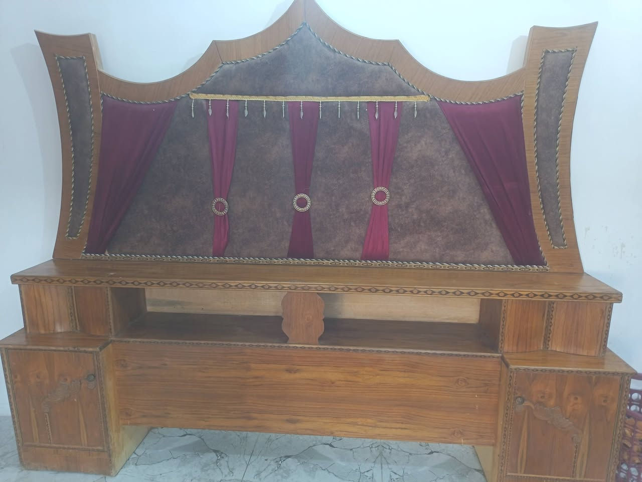 غرفه نوم استخدام سنه
نظيفه تسكام كامله ب 500 وبيه مجال
للتواصل ***********
