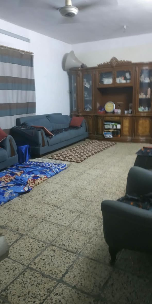 🌹 بِسْمِ اللهِ الرَّحْمٰنِ الرَّحِيمِ 🌹

🏡 دار للبيع – موقع مميز جدًا 🏡

يعلن الوسيط العقاري المجاز رسميًا
🏢 مكتب دلالية الرياحين للعقار

📍 الموقع: الحمزة الغربي – شارع المواكب – قرب حسينية بيت جريان

📐 المساحة: 220 م² | واجهة 22 م
📜 النوع: طابو زراعي
🛣️ عرض الشارع: 10 م
🏠 البناء: طابوق + سقف صب 
✨ الدار: نظيفة ومرتبة

🔹 التفاصيل:
• غرفتا نوم
• استقبال
• صالة
• مطبخ
• صحيات داخلية وخارجية
• غرفة نوم بالطابق الثاني
• ممرات حول البيت

💰 السعر: اكتب تم ويصلك السعر على الخاص

📞 للاستفسار والتواصل – واتساب:
***********
***********

📍 موقع المكتب:
الحمزة الغربي – مجاور دائرة الجنسية القديمة – قرب مدارس قصر العلوم الأهلية للبنات

🤝 وبخدمتكم دائمًا
🏢 مكتب دلالية الرياحين للعقار
