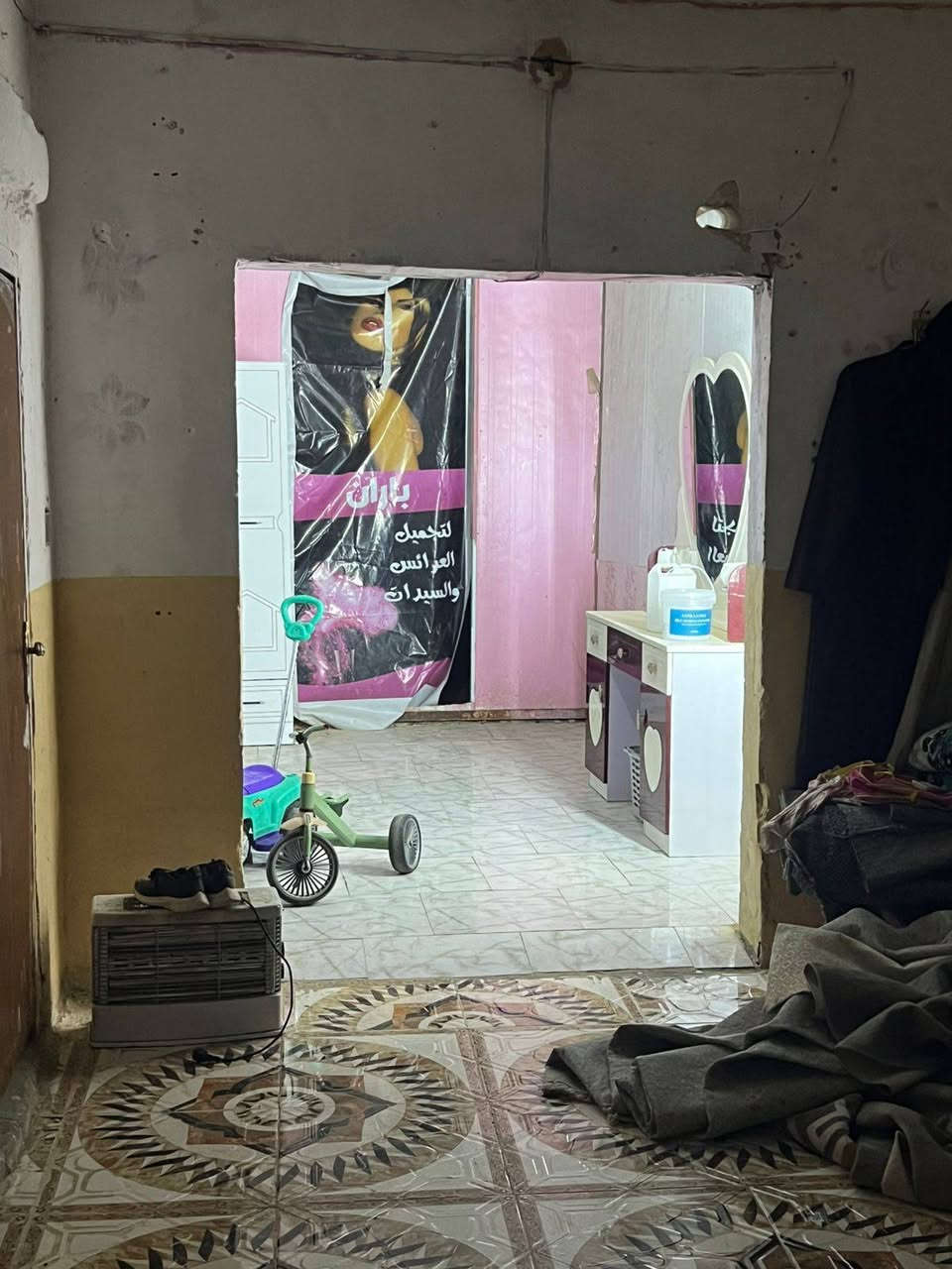 السلام عليكم عندي بيت للبيع مكانه حي لحر قريب مجمع ليمونه 2 مطلوب مبادره 85 وأريد 85 مساحته البيت 100 بناء طابوق متوسط صب مسلح والبيت بي محل تابع للبيت والبيت يكون بصف الركن قرب مدرسه المنتظر للتواصل رقم الهاتف ***********
