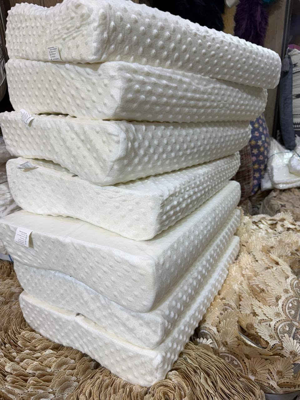 ✨ راحة النوم اللي تستاهلينها ✨
مخدة طبية Memory Foam الأصلية

**ليش تختارين مخدتنا؟**
1.  **دعم طبي 100%**: التصميم المنحني يعدل فقرات الرقبة ويخفف آلام الراس والكتف
2.  **نوم عميق ومريح**: حشوة الميموري فوم تتأقلم مع شكل راسك ورقبتك وترجع مثل ما كانت
3.  **صحية ونظيفة**: الغلاف منقط وناعم وقابل للخلع والغسل. ما يحبس حرارة
4.  **تقلل الشخير**: تعدل وضعية النوم وتخلي التنفس افضل

**التفاصيل:**
- الحالة: جديدة ومغلفة
- اللون: ابيض 
- الحشوة: ميموري فوم اصلي
- الغلاف: قماش منقط ناعم

**السعر: 15,000 دينار فقط**
**توصيل داخل بغداد: 5,000 دينار** 🚚

**عرض خاص**: اخذي 2 ب 28 الف  🎁

الاستلام: معاينة المنتج قبل الدفع
للحجز والاستفسار واتساب: ***********

الكمية محدودة - سارع بالحجز ❤️
