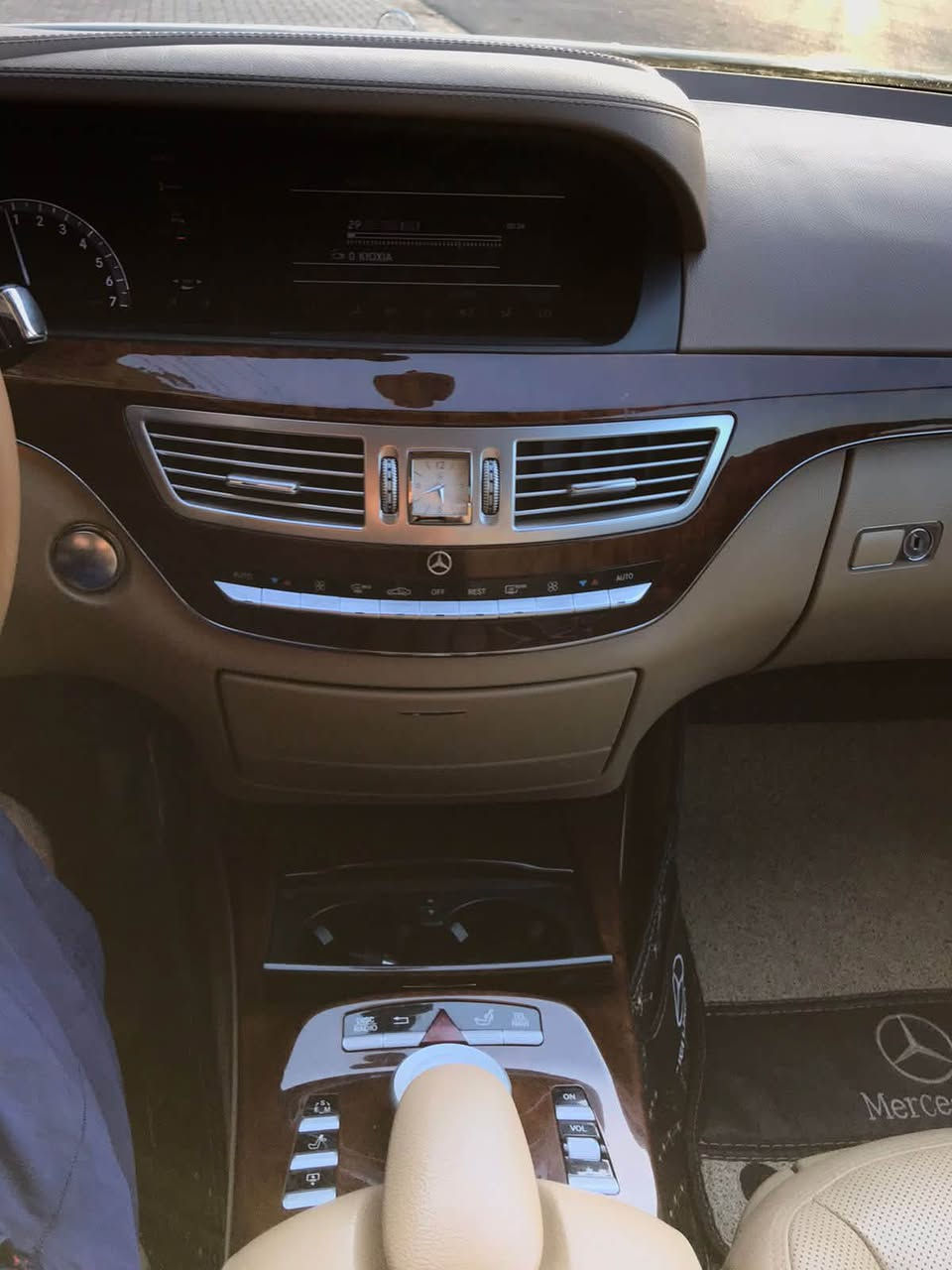 السلام عليكم
للبيع S350 
ماشيه 150  الف km 
5 بردات 
بنوراما 
داخل بيجي 
بيها صبغ شبر بالبنيد 
وبيها بارد بالجاملغ خلفي 
مكانها بغداد الكرخ 
السعر 205 وبيها مجال 
***********

نص مكتوب في الصور:
- الجمعة