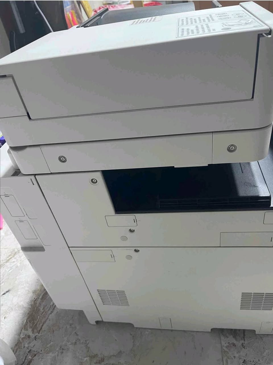 🔥 للبيع طابعة Canon ImageRUNNER ADVANCE C355iF 🔥
🔥 للبيع طابعة Canon ImageRUNNER ADVANCE C355iF 🔥

🖨️ طابعة ليزر ملونة احترافية متعددة الوظائف

✅ طباعة — تصوير — سكانر — إرسال مستندات
✅ طباعة ملونة وأسود وأبيض
✅ سرعة الطباعة: تصل إلى 36 ورقة بالدقيقة
✅ تدعم الطباعة على الوجهين تلقائيًا
✅ شاشة لمس ملونة 10.1 إنچ
✅ سكانر تلقائي للوجهين
✅ وحدة تغذية مستندات تلقائية بسعة 100 ورقة
✅ سرعة المسح تصل إلى 100 صورة/دقيقة عند المسح على الوجهين بدقة 300dpi
✅ دقة الطباعة تصل إلى 1200 × 600 dpi
✅ سعة الورق القياسية حوالي 650 ورقة
✅ تدعم أحجام ورق متعددة حتى Legal
✅ إمكانية الطباعة من USB والشبكة
✅ تدعم Wi-Fi وGigabit Ethernet حسب التجهيز
✅ ذاكرة 3GB RAM وقرص صلب 250GB في نسخة C355iF الرسمية
✅ مناسبة جدًا للمكتبات، المدارس، الشركات والمكاتب والطباعة اليومية الكثيفة. 

🎯 طابعة عملية وقوية للطباعة التجارية والمكتبية

📌 الموديل: Canon imageRUNNER ADVANCE C355iF
📌 النوع: Color Laser Multifunction
📌 الحالة: [ مستخدمة، احبارها صلبة وليست سائلة ]
📌 السعر: [ 300.000 الف دينار وبيها مجال ]
📌 المكان: [ ناحية الفرات]
📞 للاستفسار: [***********]

ملاحظة: الصور تبين بوضوح اسم C355i على الواجهة، لكن قبل نشر الإعلان أنصحك تتأكد من الملصق الخلفي/الجانبي هل الموديل الكامل C355iF؛ لأن حرف F يفرق في بعض التجهيزات والمواصفات. Canon توضح أن اسم الموديل يكون على مقدمة/أعلى الجهاز أو على الملصق التعريفي. 

إذا تريد، أقدر أيضًا  ويبرز أنها مناسبة لطباعة الملازم والكتب.أصيغ لك إعلان أقوى باللهجة العراقية يجذب أصحاب المكتبات والمطابع
