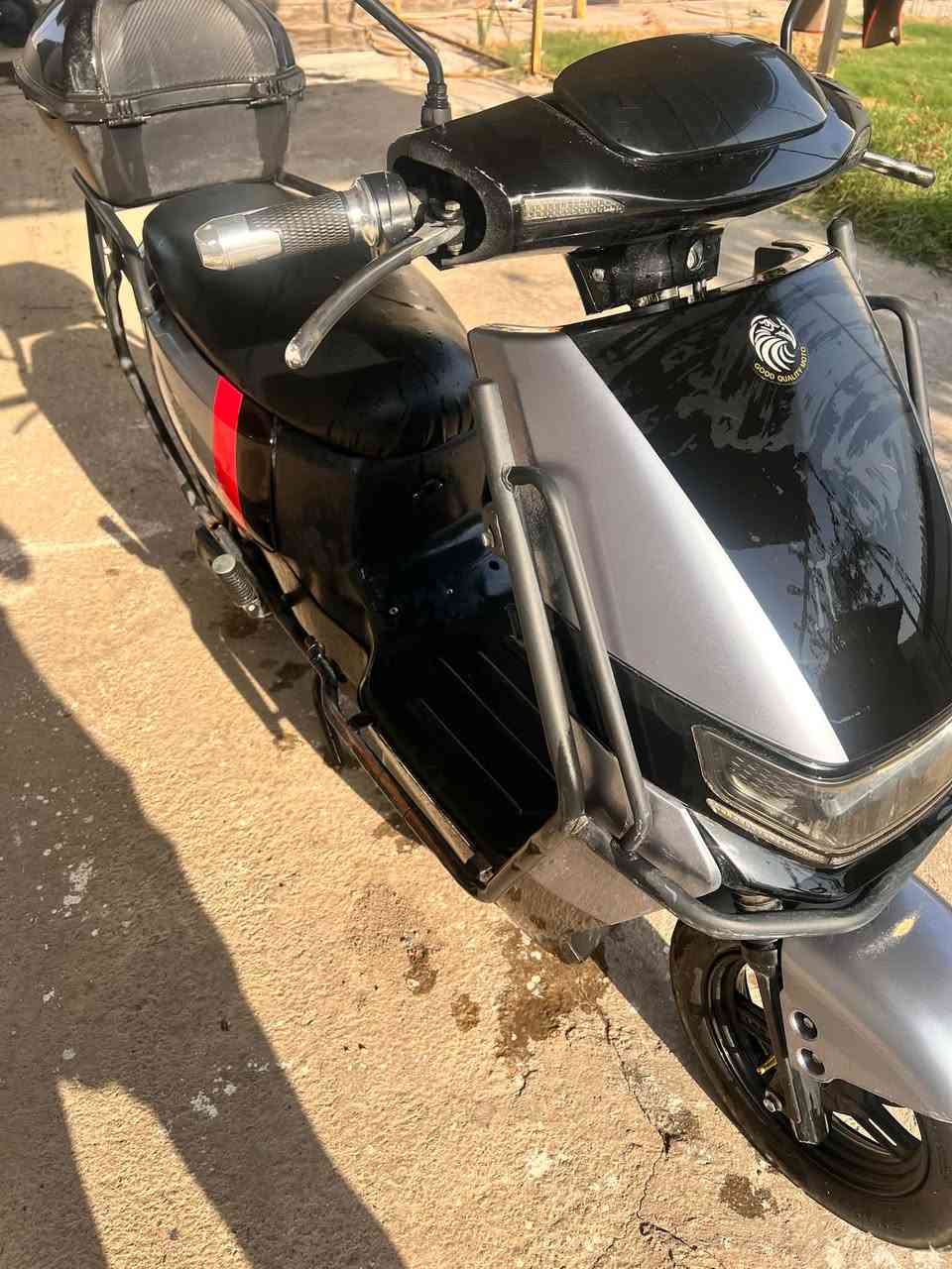 دراجه شحن للبيع سبع بطاريات تمشي ٦٠  كيلو بالشحنه الوحده نظام رجوع الى الخلف سرعتها ١٠٠ نظام حمايه ٣ سرعات السعر ٤٥٠ وبيها مجال بسيط عنوان بغداد المعامل ***********
