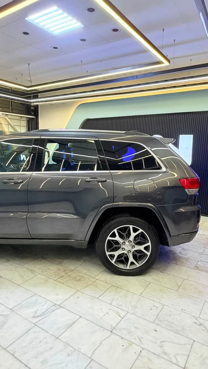 السلام عليكم جيب فول مواصفات نسخة 25
🚨 للبيع. Jeep Grand Cherokee 🚨

🔹 الفئة: Grand Cherokee 25th
🔹 الموديل: 2018
🔹 الوارد: امريكي ٣ قطع صبغ 
🔹 المحرك: 3.6 لتر V6 بنزين
🔹 القوة: حوالي 295 حصان
🔹 ناقل الحركة: أوتوماتيك 8 سرعات
🔹 الدفع: رباعي 4×4
🔹 الممشى:150 الف  كم 
🔹 اللون الخارجي: رصاصي 🩶
🔹 الداخلية: اسود – جلد فاخر 
🔹 عدد المقاعد: 5 ركاب
🔹 نوع الهيكل: SUV عائلية رياضية

✨ المواصفات والتجهيزات:

• فتحة سقف بانوراما مزدوجة
• مقاعد جلد فاخر
• مقاعد أمامية كهربائية
• ذاكرة لمقعد السائق
• تدفئة  للمقاعد الأمامية
• تدفئة للمقاعد الخلفية
• مقود جلد فاخر مع تحكم كهربائي
• مقود متعدد الوظائف
• شاشة لمس كبيرة لنظام الترفيه والملاحة
• نظام ملاحة GPS
• ربط Apple CarPlay وAndroid Auto
• بلوتوث ومداخل USB وAUX
• نظام صوتي فاخر من Harman Kardon
• شاشات ومعلومات متعددة للسائق
• تشغيل بصمة أو تشغيل ذكي
• دخول ذكي بدون مفتاح
• تشغيل عن بُعد
• تكييف أوتوماتيك ثنائي  المناطق
• فتحات تكييف للمقاعد الخلفية
• كاميرا خلفية
• حساسات أمامية وخلفية
• رادارات جانبية وخلفية
• نظام مراقبة النقطة العمياء
• نظام فرملة طوارئ أوتوماتيكية
• مثبت سرعة متكيف
• نظام مراقبة حركة المرور الخلفية
• حساسات مطر وإضاءة
• مرايا جانبية كهربائية وقابلة للطي
• مرايا جانبية مع تسخين
• إضاءة LED أو زينون عدسات قوية جداً اني شادها
• إضاءة نهارية LED
• مصابيح ضباب
• جنوط ألمنيوم أصلية
• جكات كهربائية للباب الخلفي
• باب خلفي كهربائي
• نظام دفع رباعي 4×4
• أنظمة قيادة متعددة حسب نوع الطريق
• نظام التحكم بالنزول من المنحدرات
• نظام التحكم بالثبات الإلكتروني
• نظام مانع انزلاق
• نظام مراقبة ضغط الإطارات
• فرامل مانعة للانغلاق ABS
• توزيع إلكتروني لقوة الفرامل
• وسائد هوائية أمامية وجانبية وستائرية
• مثبت سرعة
• قفل مركزي
• نوافذ كهربائية
• نظام إنذار ضد السرقة
• حساسات ركن أمامية وخلفية
• مساحة داخلية واسعة ومريحة
• صندوق خلفي واسع
• إطارات بحالة جيدة انتاج نهايه 2025
• صيانة دورية حسب الاستخدام
٠ جكات نزول وصعود السيارة 

📌 السيارة امريكبة  ونظيفة وجاهزة للاستخدام.
الحادث القطع الامامية ال ٣ بدون دواخل ولا لغد ولا شاصي
اللوحة سليمانية ( 21 ) 
شرط التحويل 

💰 السعر: ١٨٨$
📍 المكان: بغداد

للمهتمين والجادين، التواصل على الخاص او 
***********
