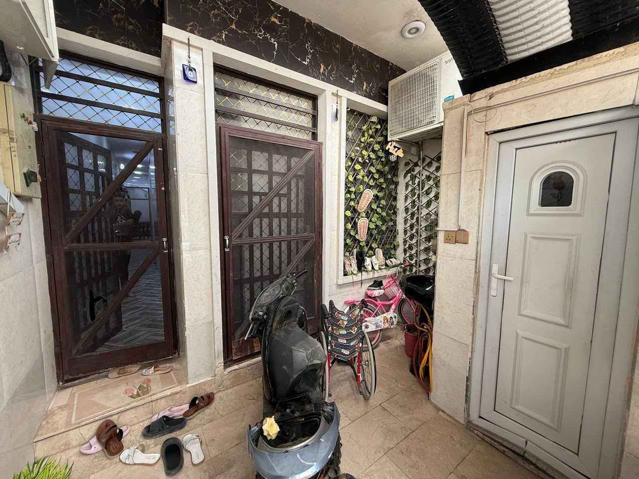 الدار للبيع 🏠 السعر 195 مليون وبي مجال 💵 هو والاثاث 👌يحتوي على ثمان سبالت شغالة البيت مفوووول👌
العنوان الشعب شارع عدن خلف محكمة الشعب 🌹
المساحة 80 م🏠 مدخلين👌
الواجهة 4 م 
النزال 20 م
يحتوي الطابق الارضي على كراج صغير وخدمات خارجية واستقبال ومطبخ معزول ومنور وخدمات وغرفة نوم 
ويحتوي الطابق الثاني على غرفتين نوم وخدمات وبيتونة وسطحين
للاستفسار اكثر يرجى الاتصال على الرقم التالي (متواجد هذا الرقم على الواتس اب والفايبر والماسنجر *********** )
او الاتصال على الرقم الاخر 
***********
او زيارة مكتب تبارك للعقار والمقاولات الكائن في شارع الاسواق المركزية قرب مطعم ميامي
