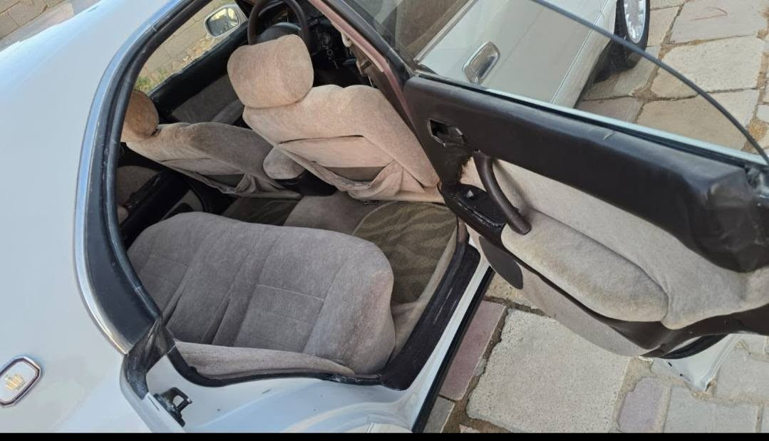 السلام عليكم.    
سياره بطه فصل موديل 95لؤلؤي بدون ضربه صبغ عام اثرالجرادحلوى بمعنه الكلمه عايزه بس بطاين باب السائق العبري والباقي كله شغال تبريدثلج يشهدالله محرك ناعم كيرممتازحداديه75%بطاريه جديدتايرجديدكهربائيات شغاله من الطول للطول رقم انبارمداورثاني يوممشروع وطني كل المحافظات دشبول مغلف جديدبطانه المحرك هسه توه مبدله سبب البيع ضروف عنوان ذي قارسوق الشيوخ ***********السعر50بيه مجال حك الجيه
