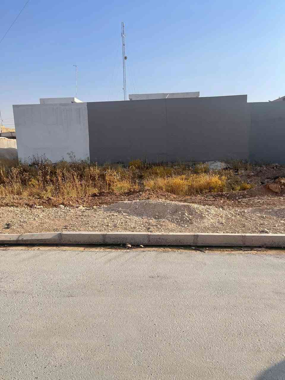 قطعة ارض للبيع
حي العسكري قرب مدرسة الرجاء الابتدائية مساحة ٢٠٠ متر السعر ٣٩ بيها مجال بسيط
للاتصال
***********
***********

نص مكتوب في الصور:
- مدرسة الرجاء
- مستوصف
- قطعة الارض 👈