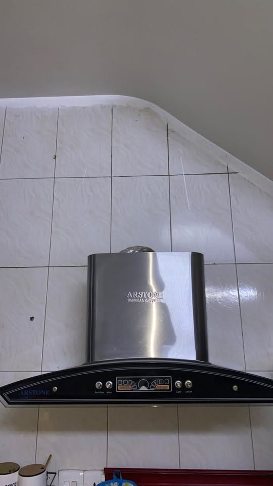 مرشحه نضيفه جداً جداً ما مستخدميها لأن حاطيها بالمطبخ البارد واحنه نستخدم فقط المطبخ الحار لذالك اريد ابيعها لأن ما احتاجها 
رايدتها ب٧٠ الف بيها مجال بسيط والجديده مالتها ب ١٢٠
الاتصال هذا هذا رقم ‭‬ ‭***********‬  عنوان الشعب

