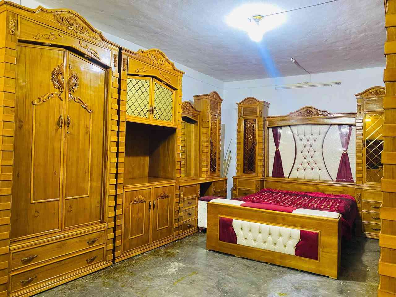 توجد غرفه نوم ملكيه صاج عراقي الخارج ٥ملم طبيعي وداخل ٤ملم شرط حطاطه جيب النجار الي يعجبك نضافه بعده جديده استخدام قليل  السعر مليون و٨٥٠ وبي مجال بسيط للاستفسار اتصال ***********
