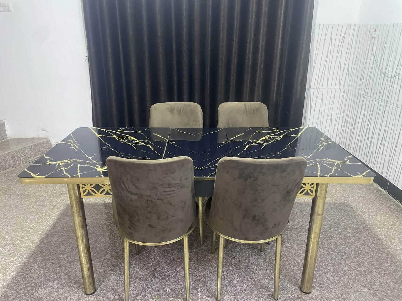 ميز طعام • ٤ مراسي • مستخدم نضيف