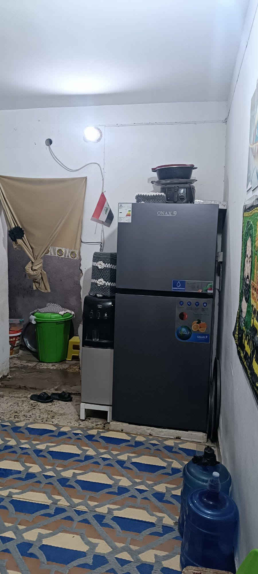 السلام عليكم 
معروض للبيع نصف دار خلفي 
المساحه (١١٠) م  الدربونه متر ونص 
بناء نظيف عكاده طابقين 
يحتوي على 
استقبال وصاله وغرفه ومطبخ وصحيات 
الطابق الثاني 
غرفه نوم عدد (٢) 
صاله 
صحيات 
السعر (٩٥) مليون 
للاستفسار الاتصال واتساب ***********
مكتب المدار الذهبي للعقار
