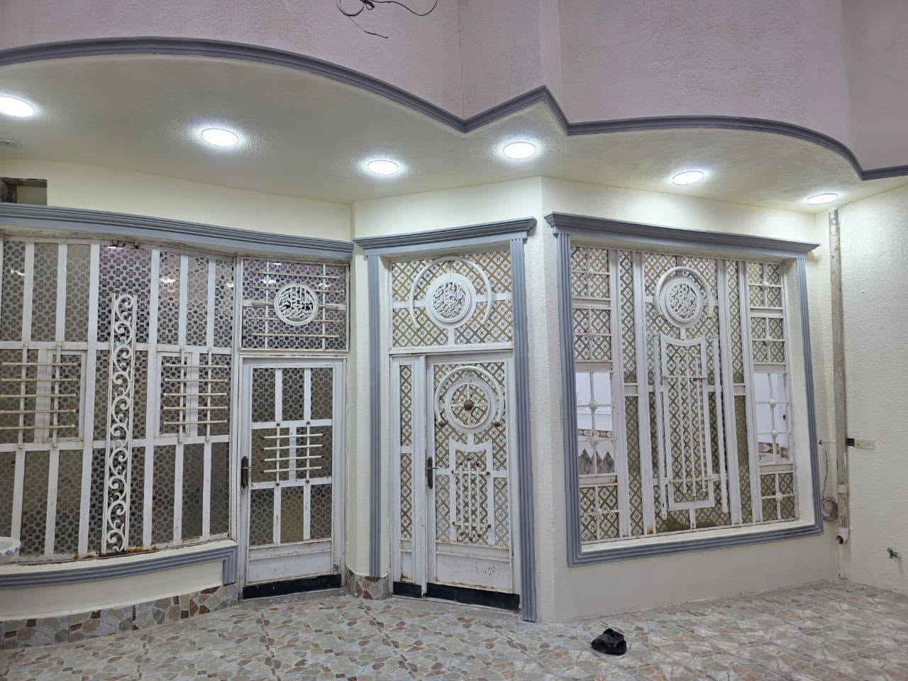السلام عليكم دار سكن للبيع حديث غير مسكون في الكوت منطقة حي الحكيم نزلة الوائلية بالقرب من الشارع العام وبالقرب من شارع الصب مساحتة 150م وشارعة 10م البناء طابوق درجة اولى والسقف صب مسلح والارضية والجدران سيراميك ويتكون البيت من غرفة وصالة واستقبال ومطبخ وصحيات داخلية وخارجية وكراج ومرقم من قبل البلدية ومتوفرة كافة الخدمات ماء وكهرباء ومجاري رئيسة السعر 55 وبي مجال الاستفسار الاتصال على هذا الرقم ***********
