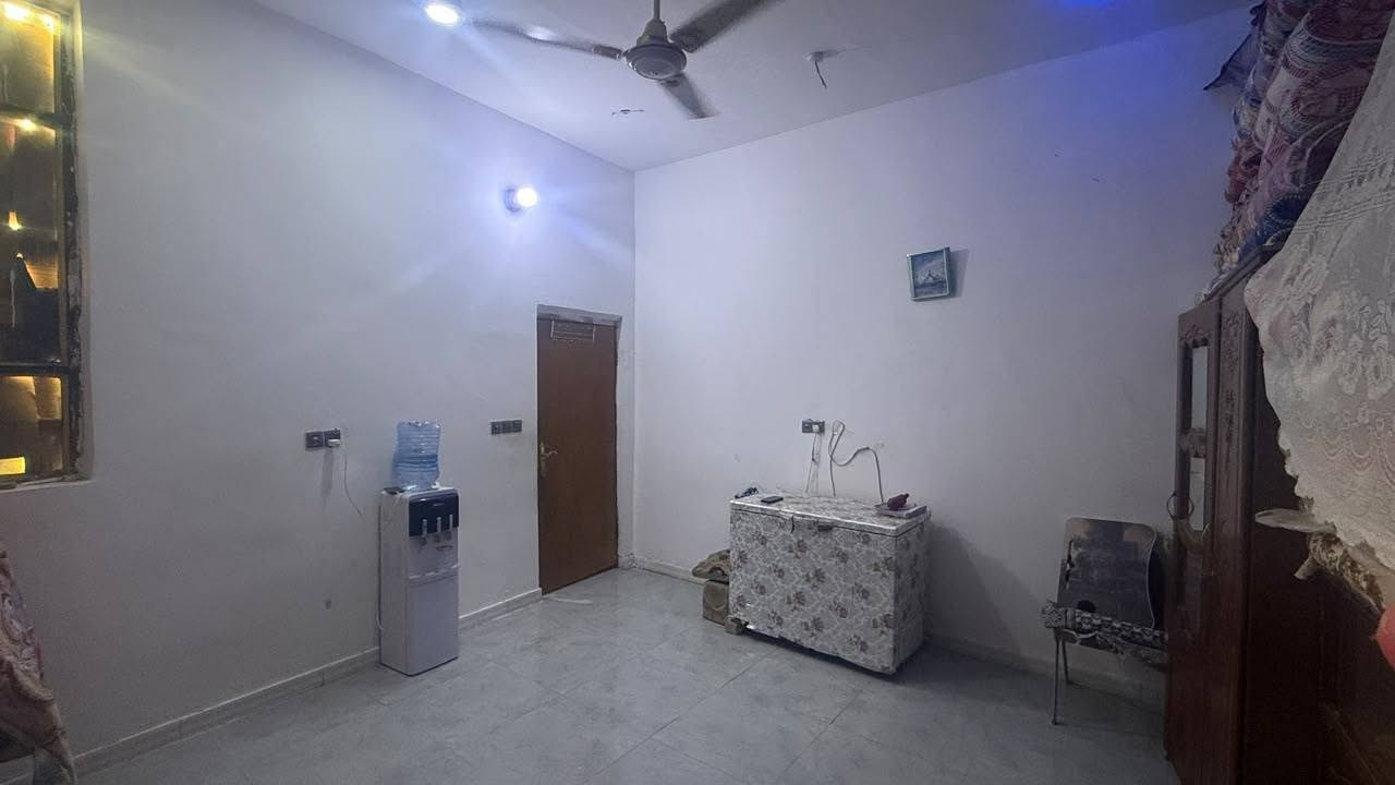 السلام عليكم دار للبيع عند ال نياز قرب سيطره السريع من جهة الفداء اول فرع بنزلة السيطره
المساحه 300 متر بناء 200
يتكون من غرفتين وصاله ومطبخ وصحيات داخليه وخارجيه وديوانيه معزوله مع صحياتها مع حديقه مساحه 100 متر
البيت كله صب كونكريت وطابوق 
التفاصيل الاكثر علئ الخاص
السعر 100 مع المجال
***********
***********
وعادي يرهم مراوس ببيت 100 متر طابقين
او 150 طابق واحد بي غرفتين
