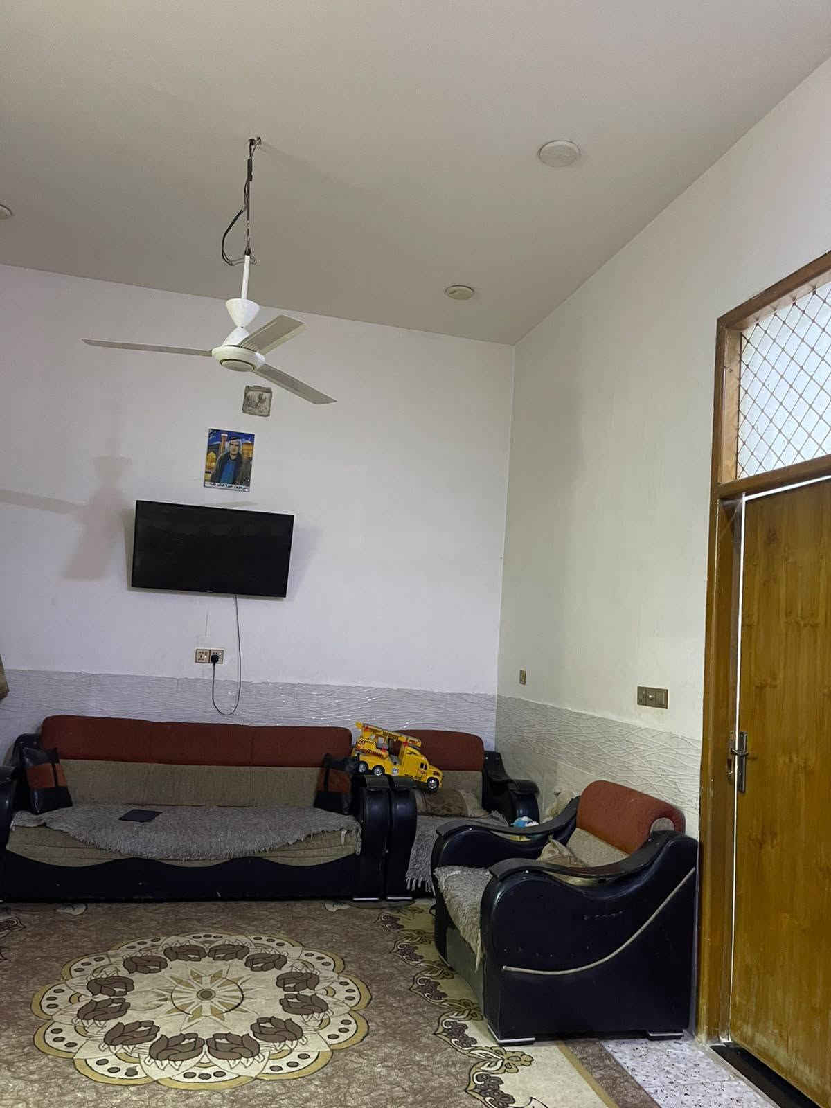 سلام عليكم بيت البيع زراعة سند 25بتقيه الثالثة قرب مجمع الروان يحتوي على غرف نوم عدد 2وستقبال وصاله ومجمع صحيات ادخل وخارج وحديقة وكراج مساحت البيت 285 متر  عنوان المكتب قرب مجمع الروان رقم الهاتف*********** او خاص

