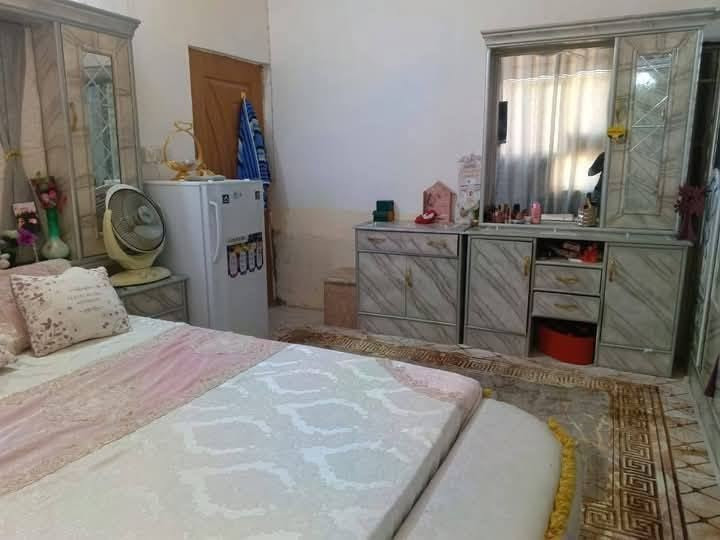 السلام عليكم بيت للبيع في كربلاء المقدسه عله طريق معملجي خلف مدارس العتبه العباسيه مدرس العميد مساحه البيت 100متر طابقين طابق ال اول صاله ستقبال غرفه مطبخ منور صحيات دخليه خارجيه طابق ثاني صاله ثلاث غرف نوم معا صطح وجهت البيت 10اب 10متوفر كلشي يمك مسواك مدارس بي نت ضوي بي كهرباء ماي مجاري كلشي متوفر بي خط سيارت لل امام عليه سعر تصال وتدلل 
رقم مبايل ***********
