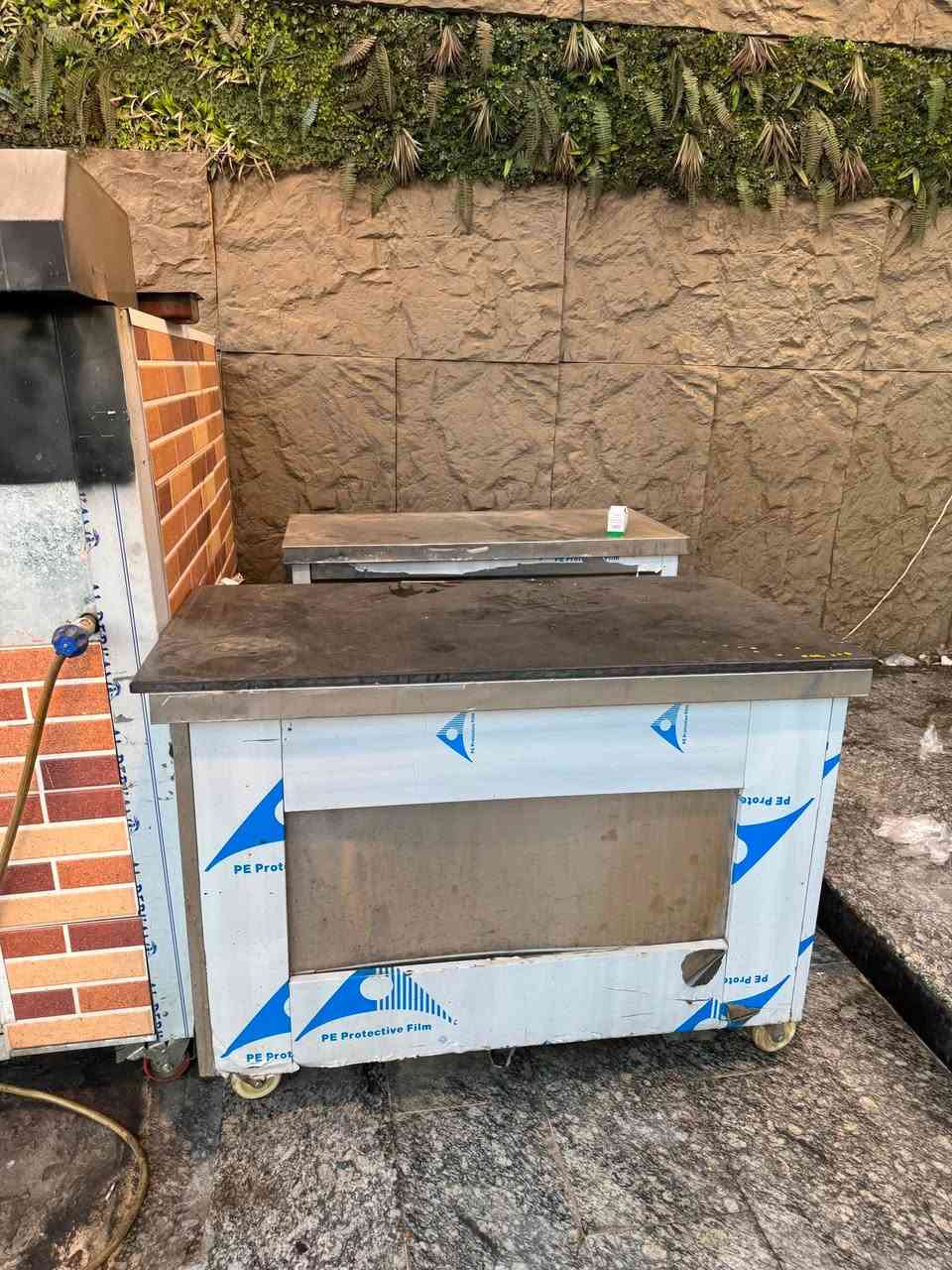 للبيع فرن مع ملحقات بيتزا السعر 2 مليون نضافه 95 % استخدام قليل جدا مكان العامريه الرقم ***********

