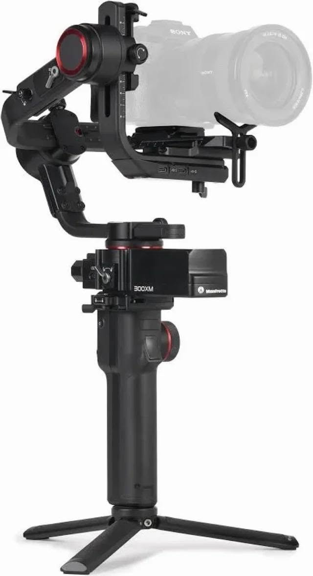 للبيع
للتواصل ***********
نظافته ٩٥ %
Manfrotto MVG300XM هو جيمبال ثلاثي المحاور Modular (قابل للفصل) مصمم لتثبيت كاميرات DSLR وMirrorless الثقيلة حتى 3.4 كجم بمرونة عالية.  ￼

✔ تصميم موديولار (Modular)
✔ مقبض قابل للإزالة ويمكن استخدامه كـ ريموت كونترول لاسلكي
✔ شاشة LCD تعمل باللمس على المقبض للتحكم في الإعدادات
✔ يأتي مع ملحقات كثيرة (سريع التحرير، حامل خلفي، ميني ترايبود)  ￼

⸻

⚙️ المواصفات التقنية

🔧 الخصائص الأساسية
 • نوع الجهاز: جيمبال استقرار ثلاثي المحاور (Pitch, Roll, Yaw)
 • التصميم: Modular (المقبض قابل للفصل ليعمل كجهاز تحكم)
 • التحكم:
 • شاشة LCD باللمس
 • Joystick للتحكم في الحركة
 • Knob متعدد الوظائف (يمكن استخدامه للتحكم في التركيز والكاميرا على الأجهزة المدعومة)  ￼

📐 نطاق الحركة
 • الدوران (Pan): 360°
 • الإمالة (Tilt): 340°
 • الدحرجة (Roll): 340°  ￼

📦 الحمل والوزن
 • وزن الجيمبال: حوالي 2 كجم
 • الحمولة القصوى: حتى 3.4 كجم (7.5 lbs)
 • الأبعاد: تقريبًا 19.6 × 29 × 46 سم  ￼

🔋 البطارية والشحن
 • نوع البطارية: Lithium-Ion مدمجة
 • مدة التشغيل: حتى 10 ساعات (عند الاستخدام العادي)
 • وقت الشحن: حوالي 2.6 – 2.8 ساعات
 • شحن: عبر USB-C (يمكن استخدام شاحن بقوة حتى 18 واط)  ￼

📱 الاتصال والتحكم
 • الوصلات: USB-C للشحن، Wi-Fi للتحكم
 • تطبيق: Manfrotto Gimbal 300XM للتحكم اللاسلكي وإعدادات إضافية  ￼

🌡 بيئة التشغيل
 • درجة الحرارة: من -10 °C إلى 45 °C  ￼

⸻

🎬 أوضاع التصوير والدعم

يحتوي الجيمبال على أوضاع تصوير مدمجة مفيدة للفيديوهات الإبداعية مثل:
✔ Timelapse
✔ Inception / vortex motion
✔ Panorama
✔ Portrait (تصوير عمودي)
✔ Selfie mode  ￼

⸻
