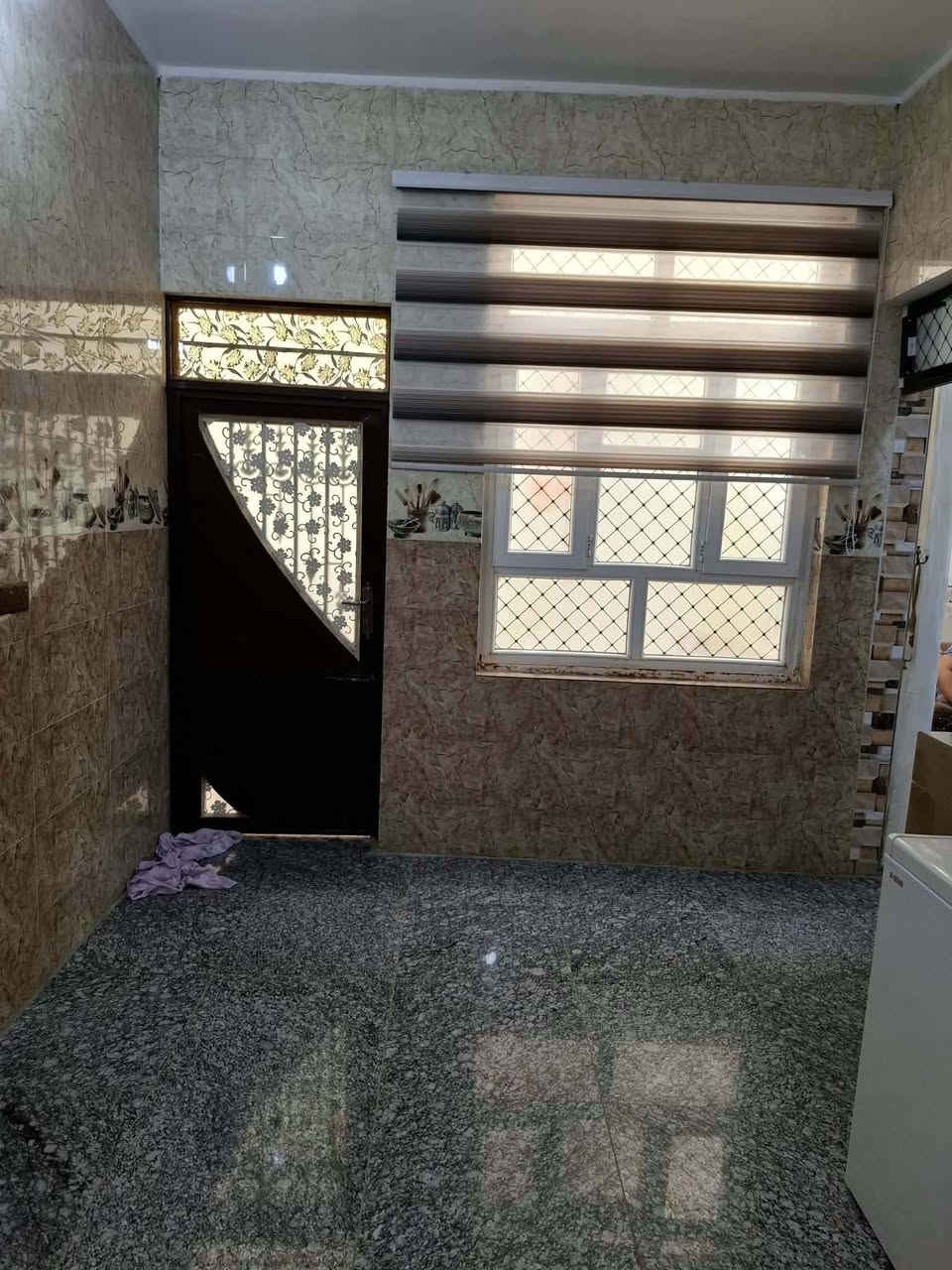 السلام عليكم
الدار للبيع 
المنطقه الراشدية
المساحه ١٢٥ متر
البناء  طابقين حديث 
الطابق الأول
 غرفة نوم وهول ومطبخ وصالة وصحيات داخليه وخارجيه
الطابق الثاني
غرفة نوم وهول كبير
للإستفسار الاتصال على الرقم 
***********
