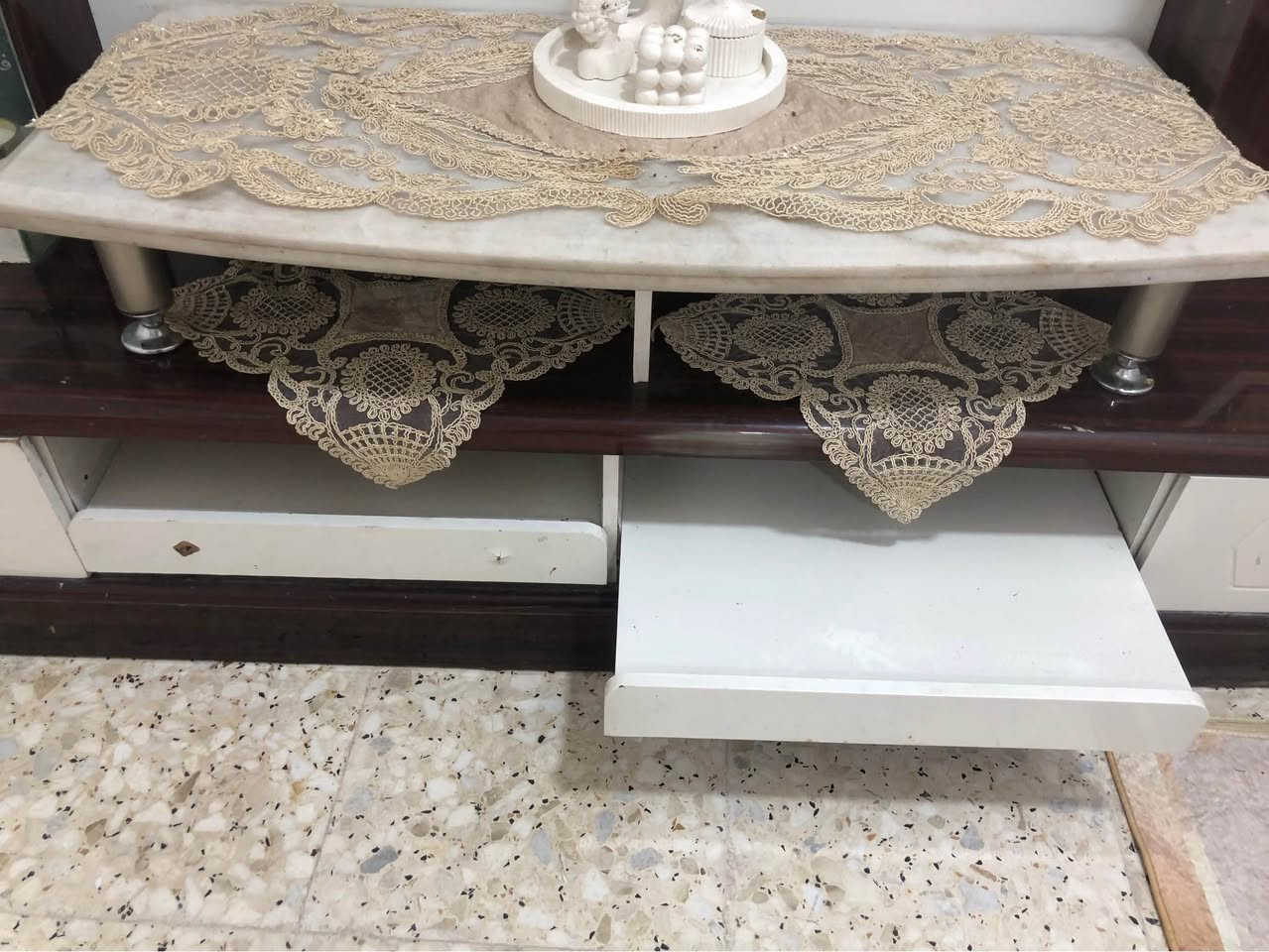 ميز بلازمه للبيع و مكتبه و معرض 
ارضية البلازمه مرمر 

*********** بغداد, العراق
