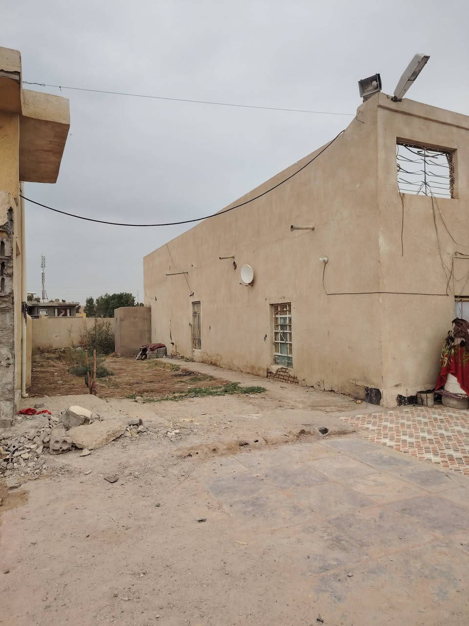 سلام عليكم شباب بيت ع طريق شاهينه طريق ابو ماش مقابيل بيت حطيبه
بيت مساحته 350
بيت طابو زراعي 
4غرف نوم

استقبال

2مطبخ

مخزن

صاله كبيره

وباقي تفاصيل داخل الرقم

***********
