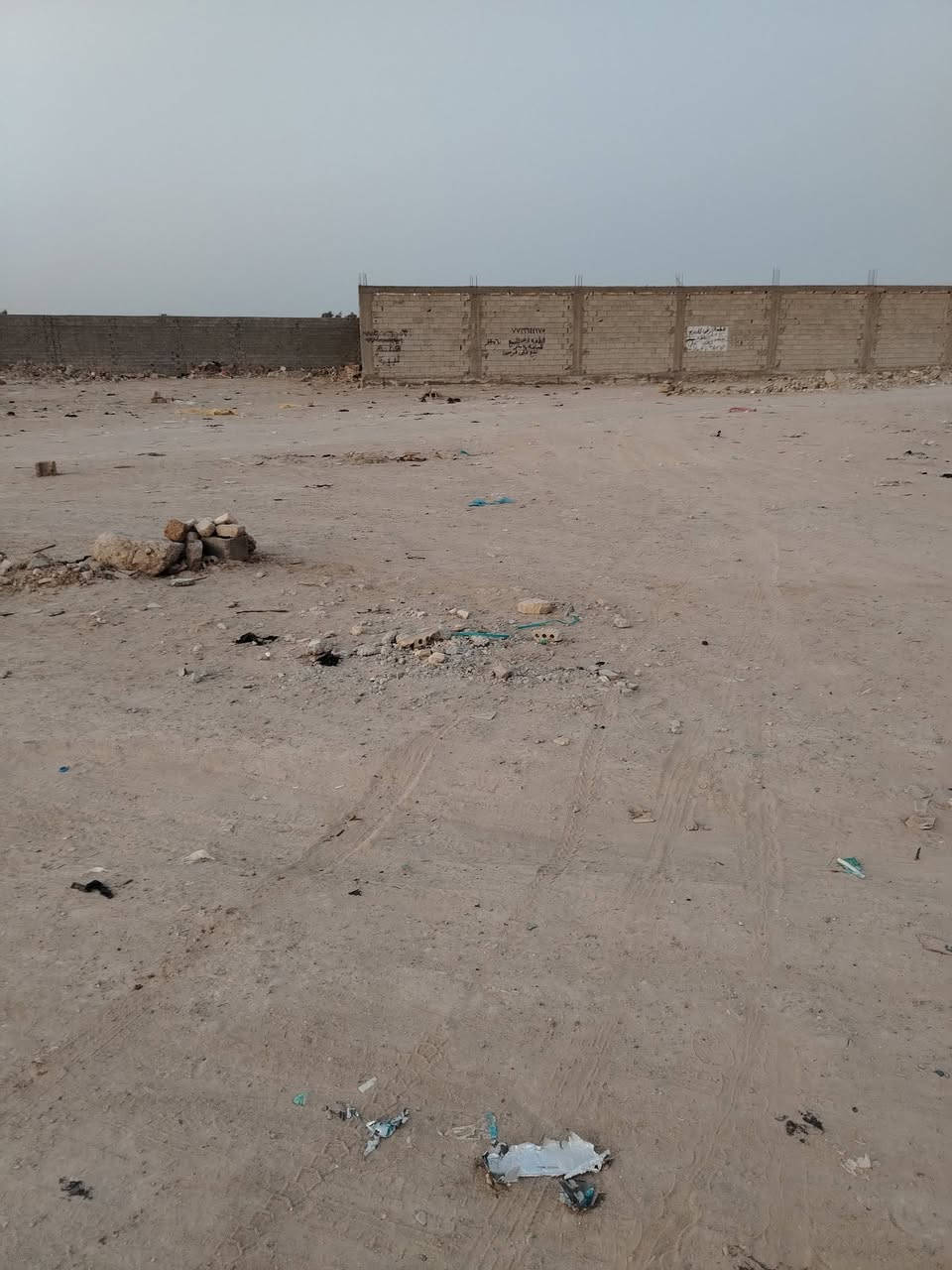 السلام عليكم قطعة ارض للبيع نهاية حي طارق الوسط شارع ال 15 المساحه ٦٠٠ متر  البيع حسب التقطيع يوجد ماء ومجاري وكهرباء ومشموله بالخدمات
موقع القطع على فرعين رقم الهاتف *********** والتوفيق للجميع
